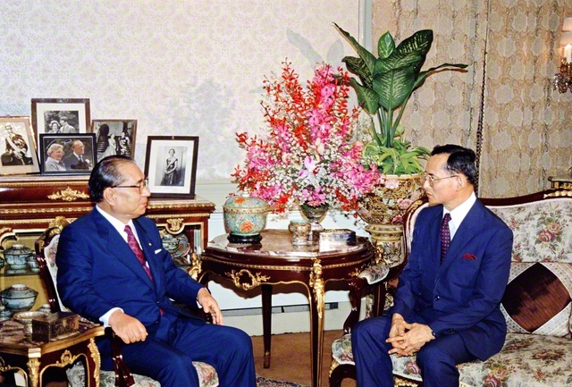 池田先生がタイ・バンコクのチトラダ宮殿にプーミポン国王を表敬訪問（1988年2月）。先生は92年、94年も国王を表敬し、語らいを重ねた