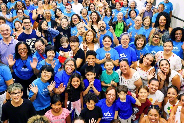 「読書の魔法アカデミー」の参加者が朗らかに（サンパウロ市のセントロ・レステ文化会館で）