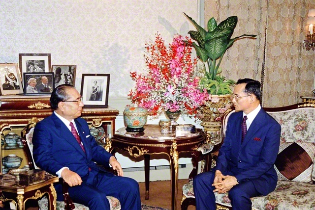 池田先生がタイ・バンコクのチトラダ宮殿にプーミポン国王を表敬訪問（1988年2月）。先生は92年、94年も国王を表敬し、語らいを重ねた