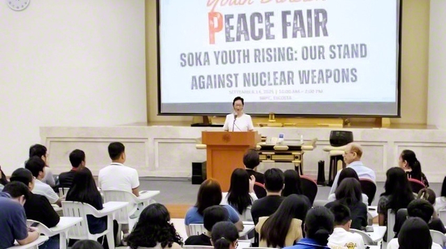 核兵器なき未来を開こう――マニラ国際平和会館での「ピースフェア」。識者による講演などが行われた（9月14日）