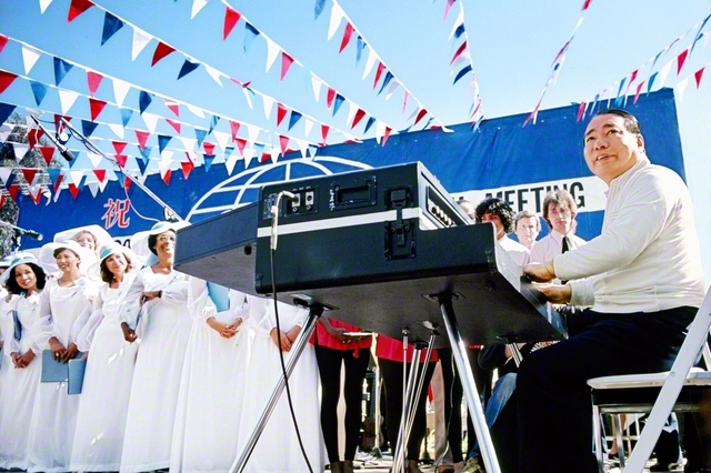 第1回SGI総会を記念した集いで池田先生は、友の真心の熱演に応えたいとピアノ演奏を披露した（1980年10月18日、アメリカ・ロサンゼルス近郊で）