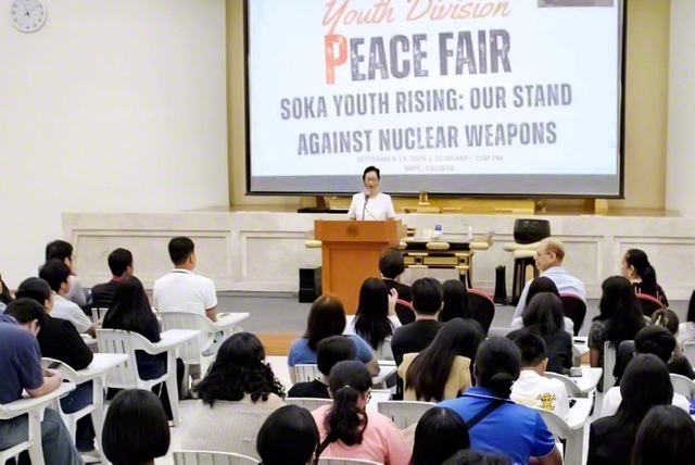 核兵器なき未来を開こう――マニラ国際平和会館での「ピースフェア」。識者による講演などが行われた(9月14日)
