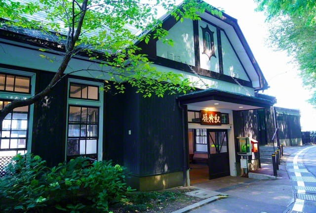 長野県千曲市にあるJR姨捨（おばすて）駅舎。その外観はレトロな雰囲気を醸し出す