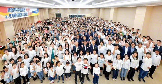 開館式に集った始興圏の友が笑顔にあふれて。池田先生の初訪韓35周年の佳節を大躍進で飾り、喜びを爆発させた（9月24日、始興幸福文化会館で）