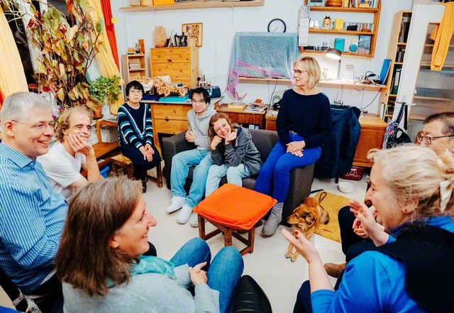 多様な人々が集まる創価学会の座談会が、世界各地でにぎやかに開かれている（昨年10月、ドイツ・ハンブルク市内で）