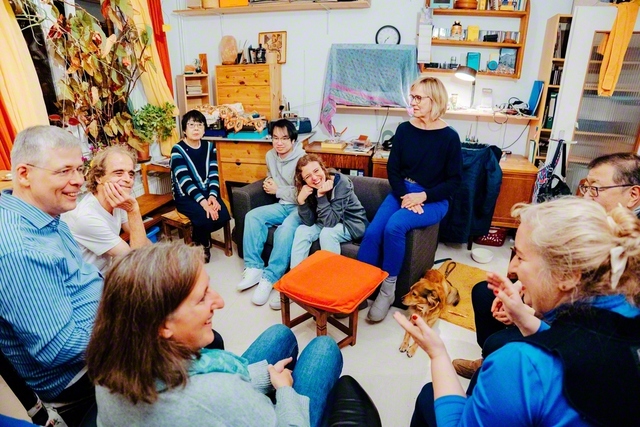 多様な人々が集まる創価学会の座談会が、世界各地でにぎやかに開かれている（昨年10月、ドイツ・ハンブルク市内で）