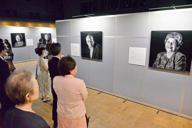 福岡市の西鉄ホールで開幕した「被爆者の肖像――80年の記憶」展