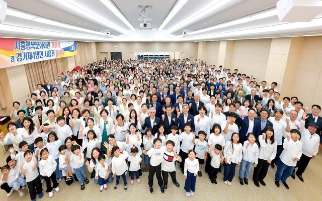 開館式に集った始興圏の友が笑顔にあふれて。池田先生の初訪韓35周年の佳節を大躍進で飾り、喜びを爆発させた(9月24日、始興幸福文化会館で)