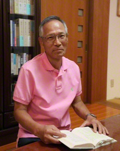 「勤行・唱題に励み、何よりも楽しい聖教新聞を読んで、きょうも一日、元気に頑張ります」と投稿を寄せた佐々木克巳さん。入会のきっかけとなった小説『新・人間革命』を開きながら笑顔で