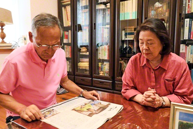 毎朝、聖教新聞を一読してから妻・静枝さんに読み聞かせをする佐々木さん。「良いことが書いてあるからどんどん読める」と
