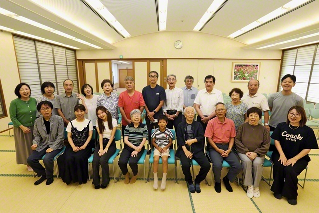 学会員の振る舞いに心動かされた佐々木克巳さん（前列右から3番目）。何度も仏法対話をしてくれた片桐学さん（後列右から2番目）や、片目が見えない中でハガキを送って励ましてくれた谷口啓二さん（前列右から4番目）らに感謝は尽きないという