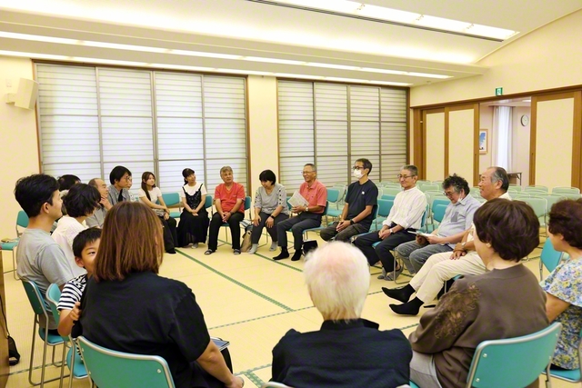 未来座談会で近況を語り合う衣笠地区の皆さん（9月21日、衣笠会館で）