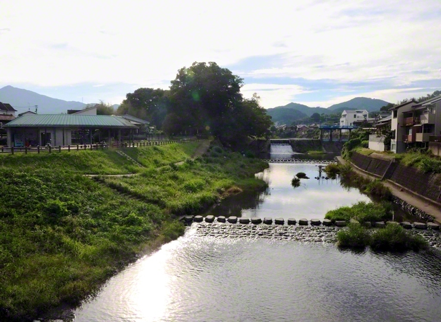陽光に照らされる栃本親水公園（埼玉県小川町）。外秩父の山々を仰ぎながら、川遊びや釣りを楽しめる