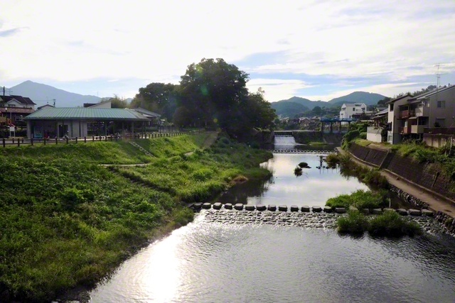 陽光に照らされる栃本親水公園（埼玉県小川町）。外秩父の山々を仰ぎながら、川遊びや釣りを楽しめる