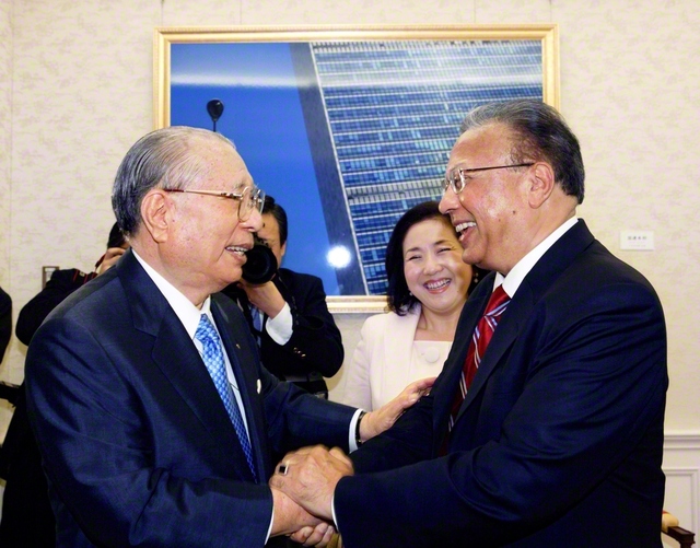 池田先生とチョウドリ国連事務次長（当時）の会見。チョウドリ氏は後に述べている。「池田会長との長年にわたる対話や交流を通じて想起することは、国連に対する揺るぎない信頼です」「これほど長い間、首尾一貫して国連に期待し、その役割と責任について光を当ててきた人物は他にはおりません」（2006年8月、八王子市の東京牧口記念会館で）