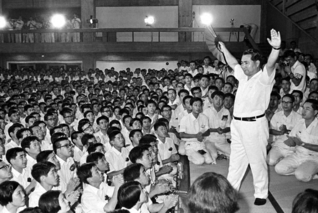 第1回高等部総会で「花の源義経」の指揮を執る池田先生（1968年8月8日、静岡で）。「苦しいこと、つらいことがあった時は、この指揮を思い出して頑張りなさい」と