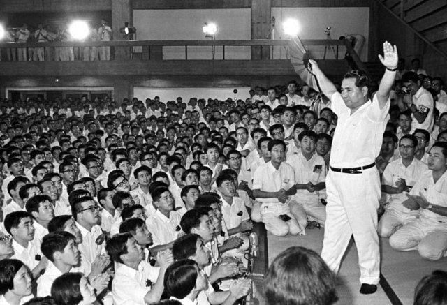 第1回高等部総会で「花の源義経」の指揮を執る池田先生（1968年8月8日、静岡で）。「苦しいこと、つらいことがあった時は、この指揮を思い出して頑張りなさい」と