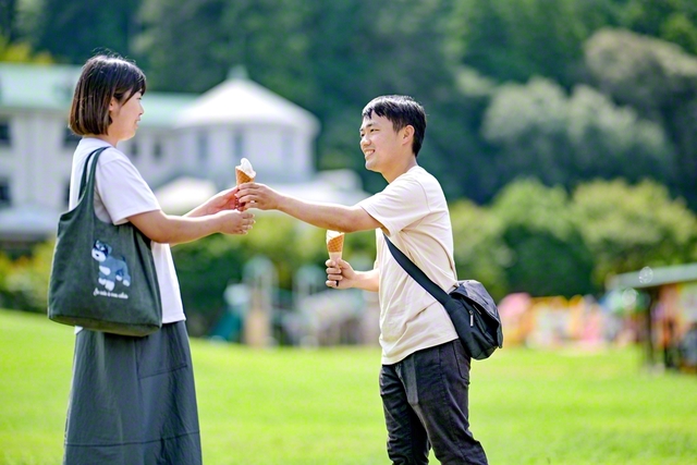 「出かける時は高速を使わず、あえて下道で行きます」と舟谷さん㊨。夫婦の何げないひとときを積み重ねる