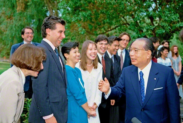 アメリカの同志を激励する池田先生（1993年9月、ロサンゼルス近郊で）