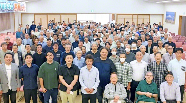 壮年・男子部が一体となって広布にまい進する三重・北勢圏の友（5日、桑名文化会館で）
