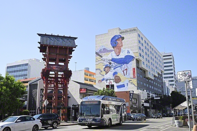 ロサンゼルスの日本人街“リトル東京”。ホテルの外壁には、大リーグのロサンゼルス・ドジャースの大谷翔平選手が描かれている