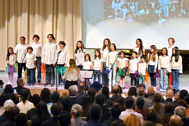 南カリフォルニア代表幹部会で、希望の歌声を響かせる未来部の友（世界平和池田講堂で）