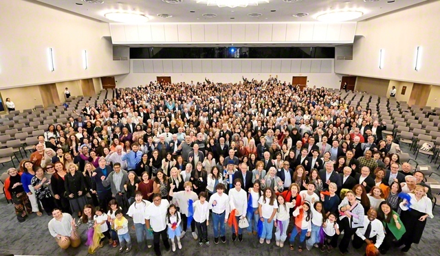 世界平和は私たちの双肩に!――師弟不二の誇り高く、新出発の誓いに燃える友が笑顔で(サンタモニカ市の世界平和池田講堂で)