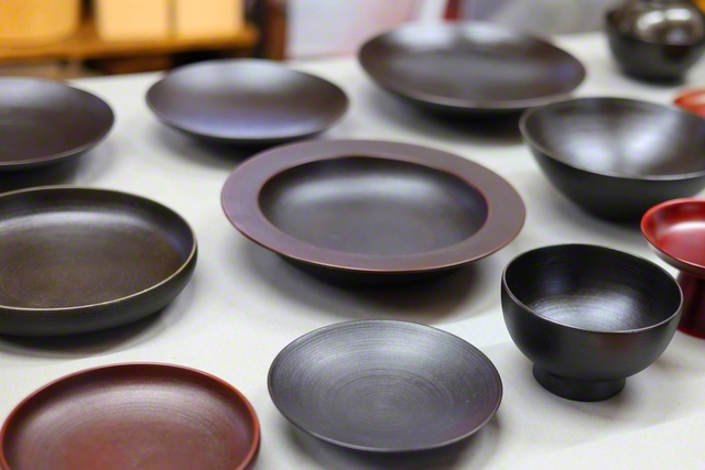 金属製のスプーンやフォークと一緒に使える漆器など、現代の生活に合う商品を生み出している
