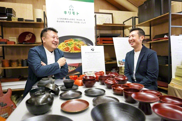 輪島塗の漆器を囲んで語り合う桐本代表㊧と松本県男子部長