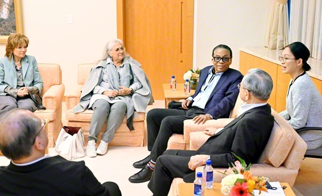 原田会長がハンコック氏、キャロリーナ氏らと（世界平和池田講堂で）