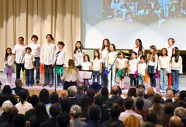 南カリフォルニア代表幹部会で、希望の歌声を響かせる未来部の友（世界平和池田講堂で）