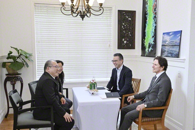 ウェルチさん㊨の自宅を訪れた谷川SGI理事長。ヤブサキさん㊥も交え笑顔で語らう