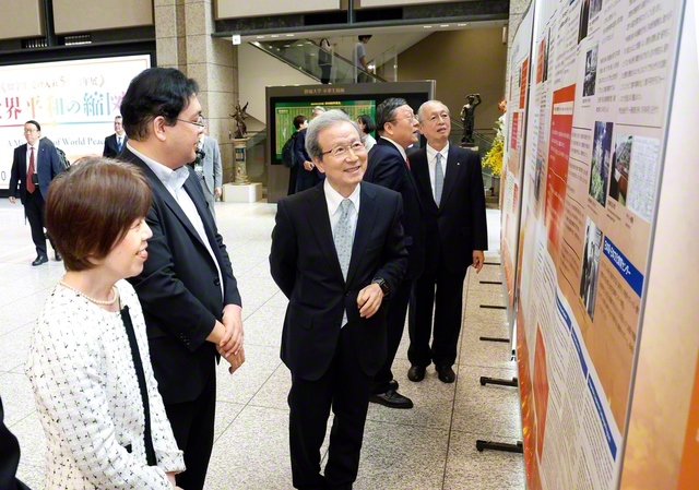程常務副会長（中央）が展示を観賞した（創大中央教育棟で）