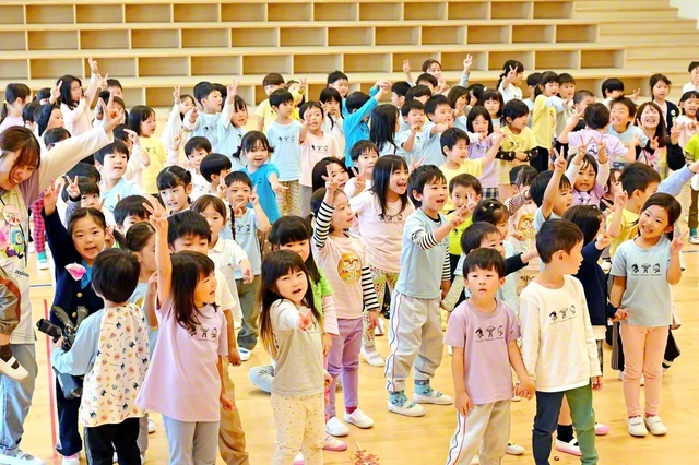 ビクトリー!――集いでは、「情熱の日」の合言葉を叫ぶ子どもたちの元気な声が響いた