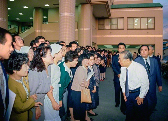 “凱歌宣言”が行われた翌日、池田先生は「福井支部結成30周年開幕記念勤行会」に出席。終了後、会館を出発する直前まで一人一人を包み込むように励ました（1990年10月23日、福井文化会館で）