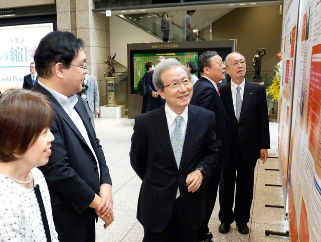 程常務副会長（中央）が展示を観賞した（創大中央教育棟で）