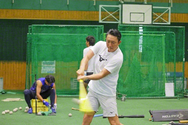 栃木県小山市内の練習場で、若手選手と一緒に汗を流す