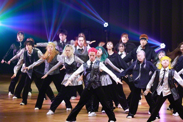 クルーダンス部「D.I.CREW」による呼吸がそろったダンスに、観客は息をのんだ