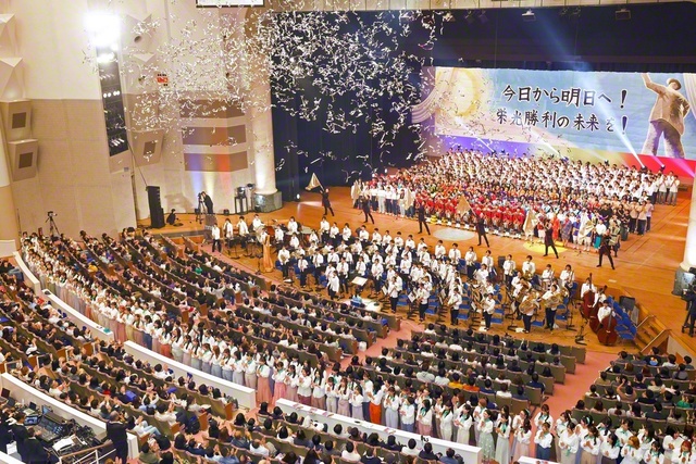 創大祭・白鳥祭の幕を開ける「記念フェスティバル」。“今日から明日へ！　栄光勝利の未来を！”――創大生、短大生の決意が会場にあふれて（創大池田記念講堂で）