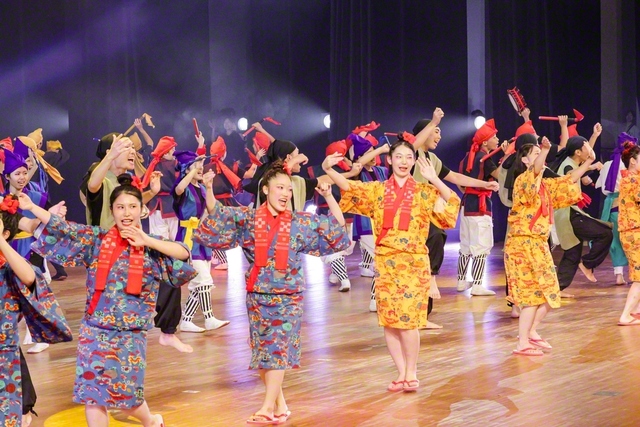 「イーヤーサーサー！」――沖縄舞踊のクラブ「イチャリバチョーデーズ」が迫力満点の演舞を披露