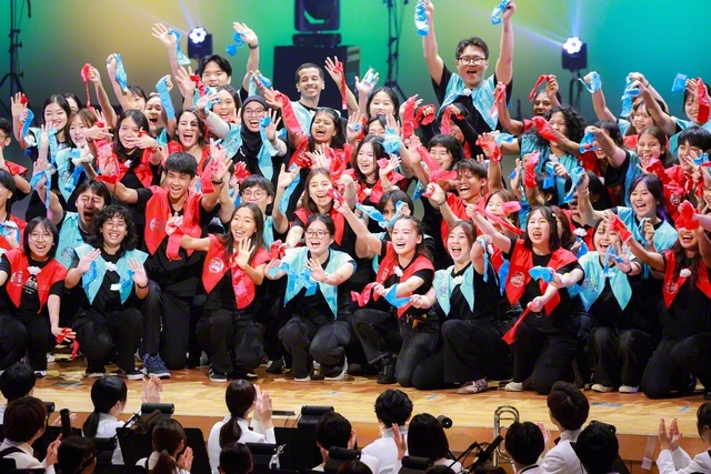 「世界は一つ」――平和の心を結んだ留学生の代表メンバーによるダンスパフォーマンス。リズムに合わせた躍動感ある演技に、会場は盛り上がった