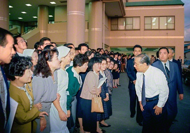 “凱歌宣言”が行われた翌日、池田先生は「福井支部結成30周年開幕記念勤行会」に出席。終了後、会館を出発する直前まで一人一人を包み込むように励ました（1990年10月23日、福井文化会館で）