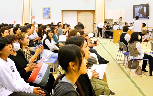 常勝大阪総県はインド・ムンバイと。質問会では未来部・中森悠人さんの「将来のために今すべきことは？」との問いに対し、インドのウマン・シャーさんは「夢を抱き、諦めずに努力を重ねれば必ず使命の道に進めます」と励ました（守口平和講堂で）