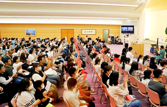 万葉の古都・奈良総県と微笑みの国・タイの青年座談会。質問会では、タイのヤーニサー・セーウンさんが池田先生との原点について尋ねると、松林竜亮さんが“師を求めて広布のために生きる中で、本当の原点を築くことができました”と回答した（奈良国際友好会館で）