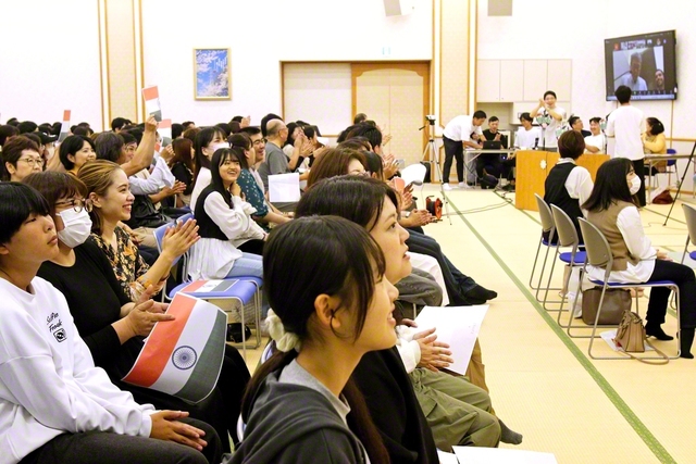 常勝大阪総県はインド・ムンバイと。質問会では未来部・中森悠人さんの「将来のために今すべきことは？」との問いに対し、インドのウマン・シャーさんは「夢を抱き、諦めずに努力を重ねれば必ず使命の道に進めます」と励ました（守口平和講堂で）