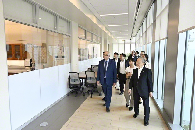 キュリー棟を視察する原田会長一行
