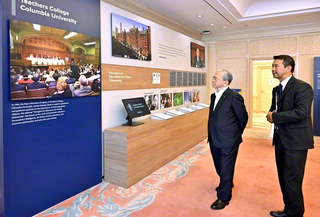 原田会長が記念展示館「創価教育の歴史」を見学(アメリカ創価大学で)