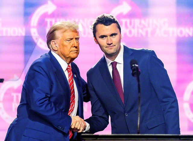 昨年12月、米南西部アリゾナ州内のイベントで握手を交わすドナルド・トランプ氏㊧と保守活動家チャーリー・カーク氏＝AFP時事