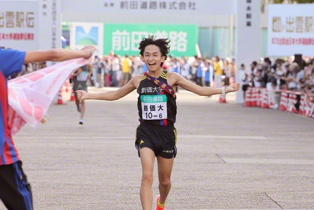 3位で歓喜のゴールに飛び込む6区・野沢選手。「安達（主務）の顔が見えたので、最後の力を振り絞りました」。選手、マネジャー、スタッフが一丸となって戦い、見事に目標を達成した（出雲ドームで）