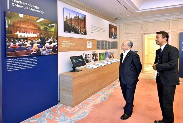 原田会長が記念展示館「創価教育の歴史」を見学（アメリカ創価大学で）